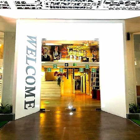 Silom Art Hostel Bangkok Kültér fotó