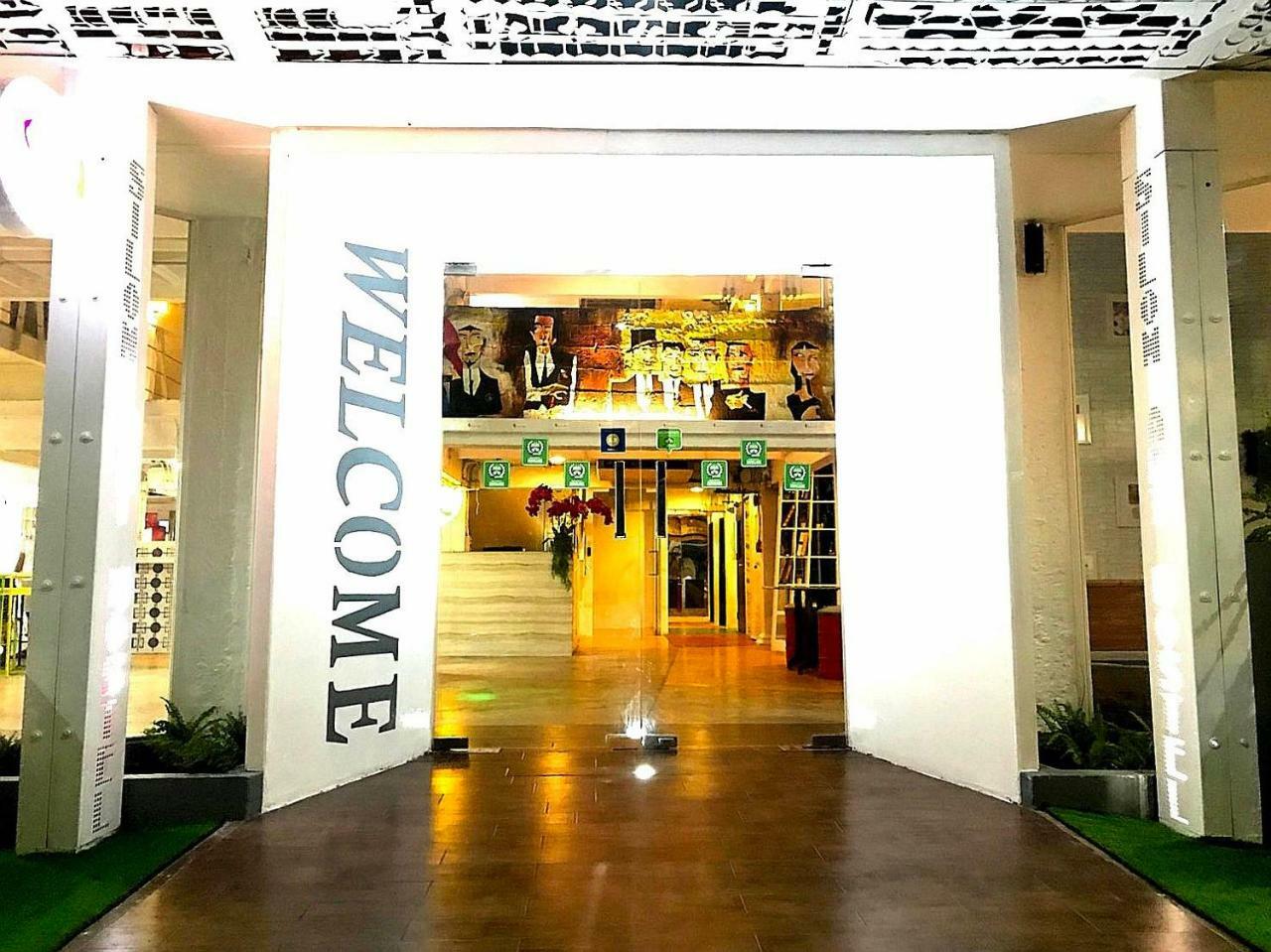 Silom Art Hostel Bangkok Kültér fotó