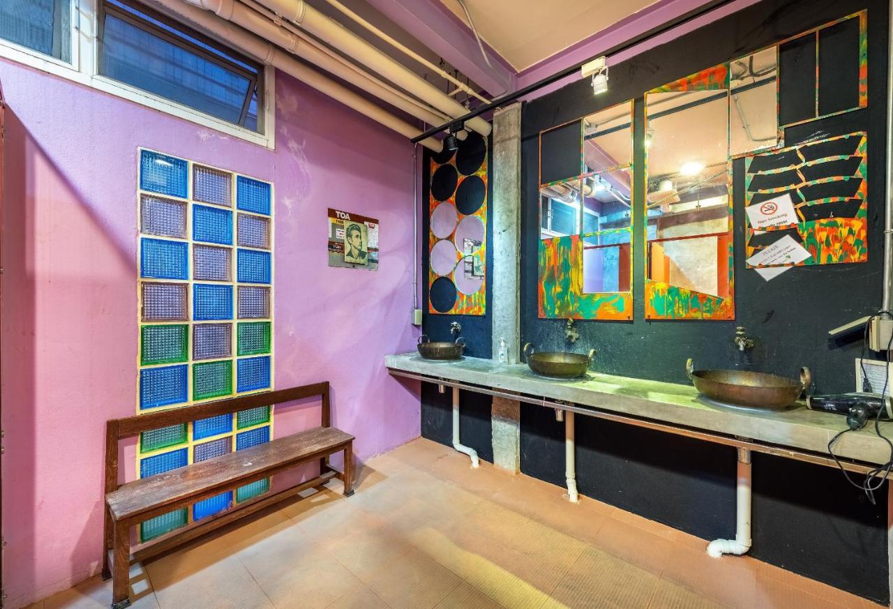 Silom Art Hostel Bangkok Kültér fotó